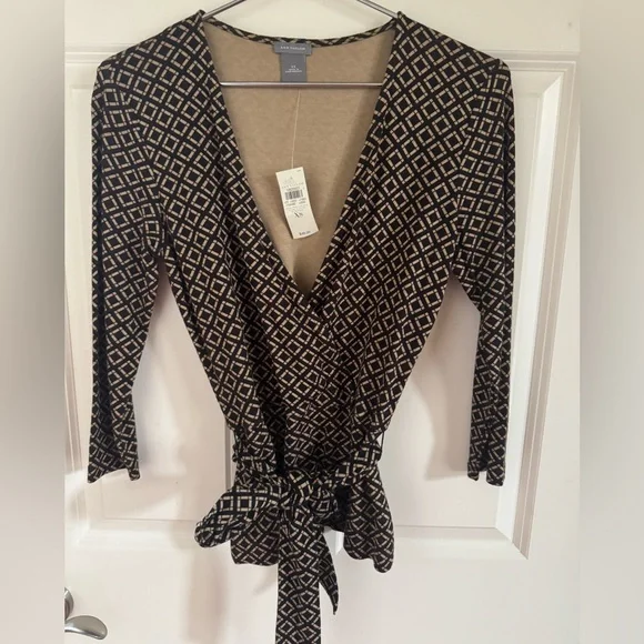 Ann Taylor V Neck top - Picture 2 of 6